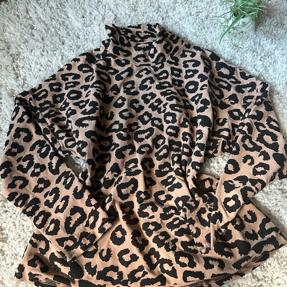 Cute sophisticated, leopard cheetah print turtleneck, long sleeve evenin… - Picture 2 of 5